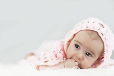 Yatak odasında kaputa tarama bir güzel parlak Bebek portresi. Bir el berbat. Meme