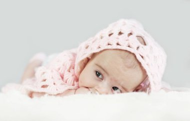 Yatak odasında kaputa tarama bir güzel parlak Bebek portresi. Bir el berbat. Meme