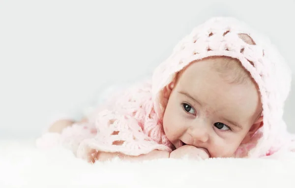 Retrato Lindo Bebê Brilhante Rastejando Capô Cama Seu Quarto Chupa — Fotografia de Stock