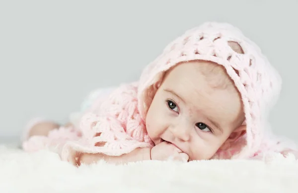 Retrato Lindo Bebê Brilhante Rastejando Capô Cama Seu Quarto Chupa — Fotografia de Stock