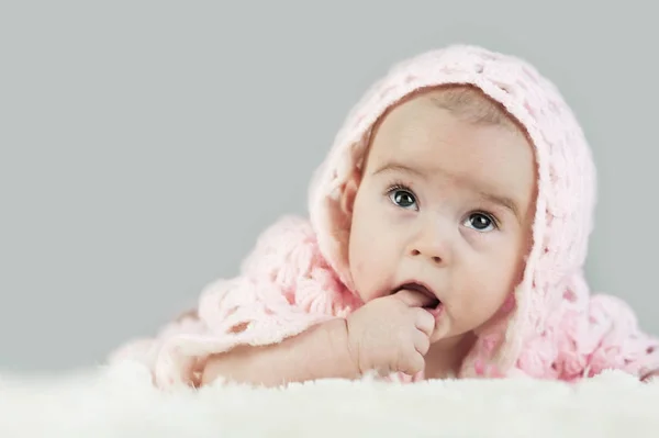 Retrato Lindo Bebê Brilhante Rastejando Capô Cama Seu Quarto Chupa — Fotografia de Stock