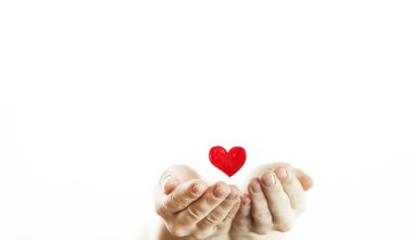 Bir beyaz izole arka plan üzerinde kırmızı bir kalp tutan bir kız elleri. Sevgililer günü kavramı.