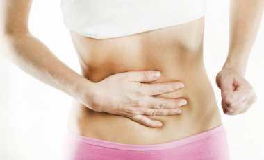 Karın ağrısı, dokunmadan, beyaz arka plan üzerinde izole iç çamaşırı