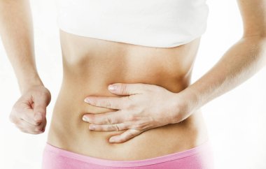 Karın ağrısı, dokunmadan, beyaz arka plan üzerinde izole iç çamaşırı