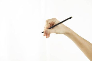 Kızın elini boş alanda beyaz arka plan üzerinde izole yazıyor