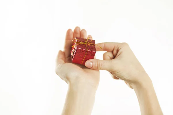 Kleine Rode Gift Zachte Handen Van Een Jong Meisje Een — Stockfoto