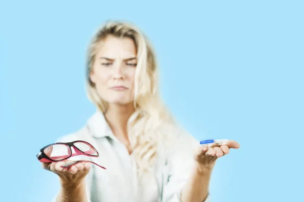 Menina Bonita Nova Com Óculos Quebrados Lentes Nas Mãos Fundo — Fotografia de Stock