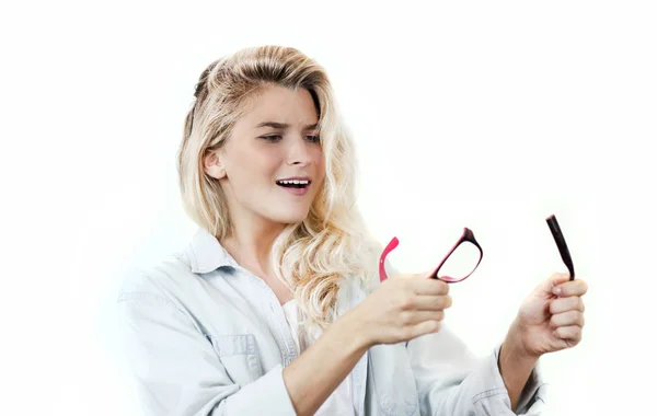 Krásná Mladá Dívka Rozbité Brýle Čočky Rukou Bílém Pozadí Izolované — Stock fotografie