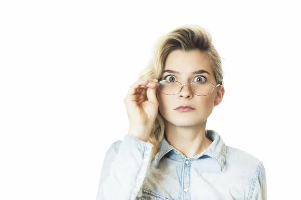 Krásná Mladá Dívka Učitel Brýlích Citově Zavání Vypadá Urazil Pojetí — Stock fotografie