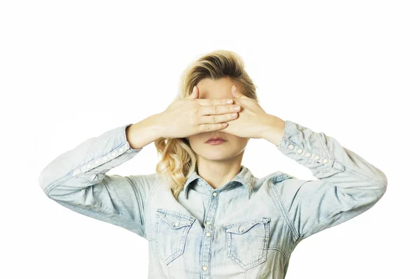 Mooie Emotionele Meisje Sluit Haar Ogen Naar Een Geïsoleerde Witte — Stockfoto