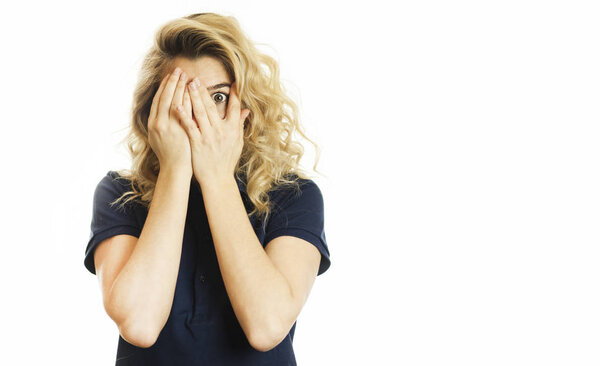 Красивая молодая эмоциональная девушка закрывает глаза на изолированный белый фон. Концепция видения. Не хочу видеть.
