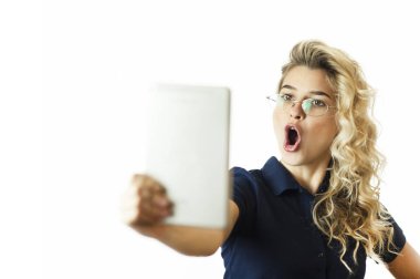 Tablo bilgisayar ile beyaz arka plan üzerinde duran mutlu iş kadın. Mavi bir gömlek ve gözlük giymek. Konuşma ile becerikli alet