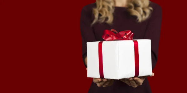 Girl Holding White Gift Red Bow Close Red Background Valentine — Stock Photo, Image