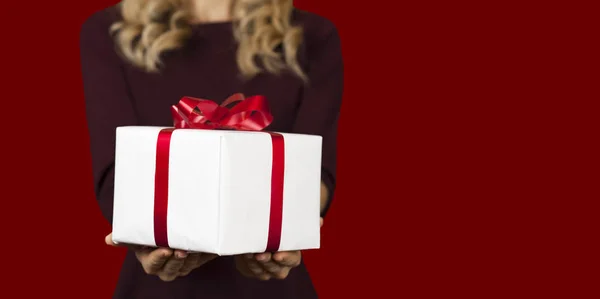 Ragazza Con Regalo Bianco Con Primo Piano Rosso Sfondo Rosso — Foto Stock