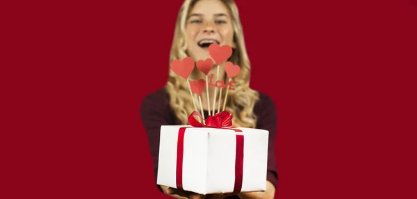Junge Schöne Mädchen Mit Einem Weißen Geschenk Mit Einer Roten — Stockfoto