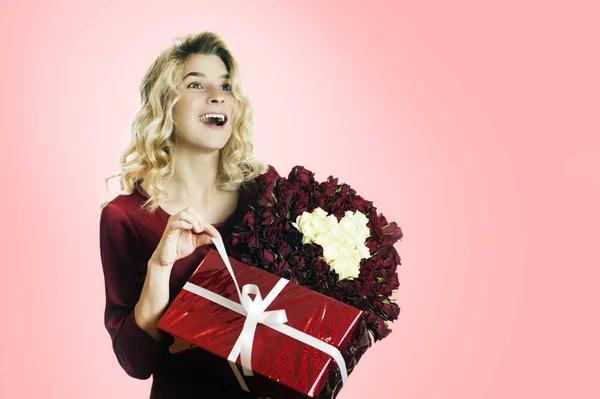 Joven Chica Hermosa Con Regalo Rojo Con Lazo Blanco Flores — Foto de Stock