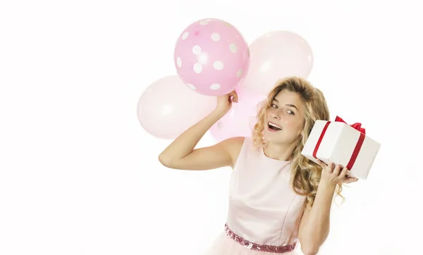 Junge Schöne Mädchen Mit Einem Weißen Geschenk Mit Roter Schleife — Stockfoto