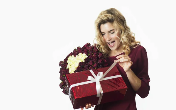 Menina Bonita Nova Com Presente Vermelho Com Arco Branco Flores — Fotografia de Stock