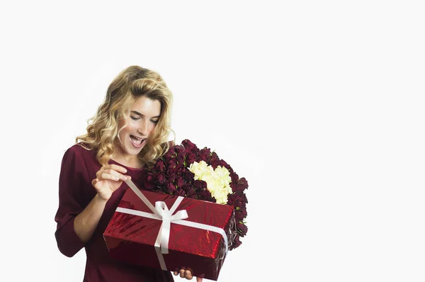 Menina Bonita Nova Com Presente Vermelho Com Arco Branco Flores — Fotografia de Stock