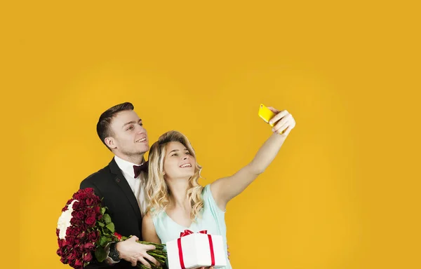 Menina Romântica Bonita Nova Com Corações Vermelhos Suas Mãos Sonhos — Fotografia de Stock