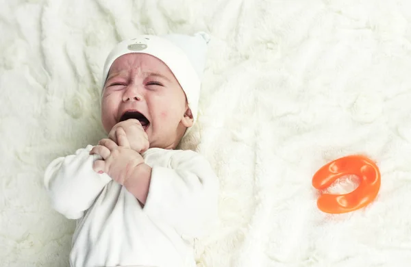 Yeni doğan bebek ağlıyor. Yeni doğan bebeğin yorgun ve aç. Çocuklar ağlıyor. Çocuklar için yatak çarşafları. Bebek çığlık atıyor. Yakında birth.baby ağlıyor sonra sağlıklı bebek.