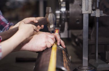 Baba metal ile çalışmak için küçük oğlu aldı. İlişki, iş turner, çocuk kavramı