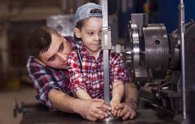 Baba metal ile çalışmak için küçük oğlu aldı. İlişki, iş turner, çocuk kavramı