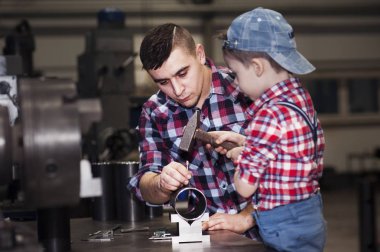 Baba metal ile çalışmak için küçük oğlu aldı. İlişki, iş turner, çocuk kavramı