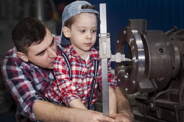 Baba metal ile çalışmak için küçük oğlu aldı. İlişki, iş turner, çocuk kavramı