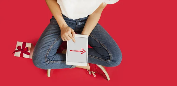 Menina Com Ipad Suas Mãos Presentes Descontos Sentado Fundo Vermelho — Fotografia de Stock