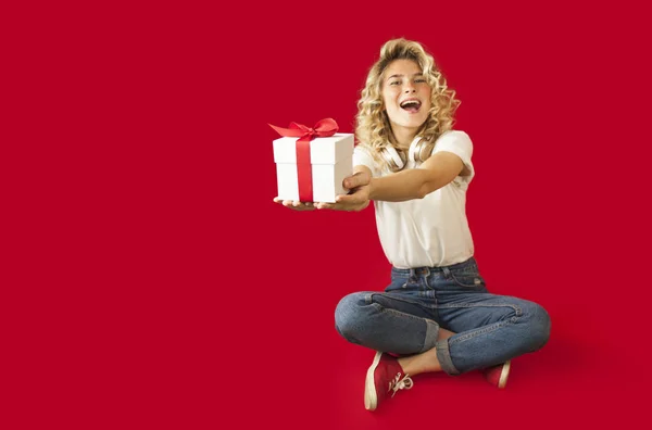 Menina Bonita Com Presente Branco Suas Mãos Fundo Isolado Vermelho — Fotografia de Stock