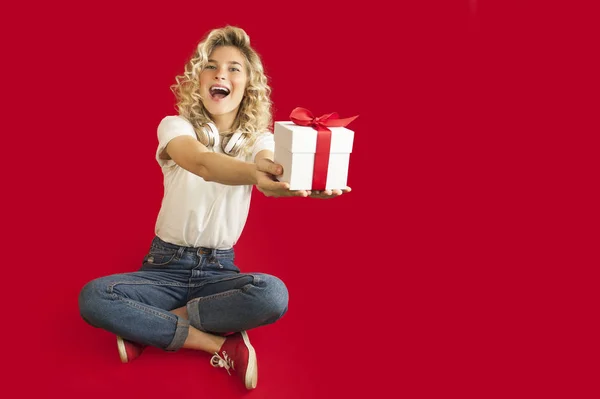 Menina Bonita Com Presente Branco Suas Mãos Fundo Isolado Vermelho — Fotografia de Stock