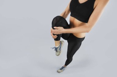 Küçük kız spor için farklı olduğu gibi jimnastik yapıyor izole bir arka plan üzerinde gider. Sağlıklı bir yaşam tarzı kavramı. Güzel ve ince bir vücut