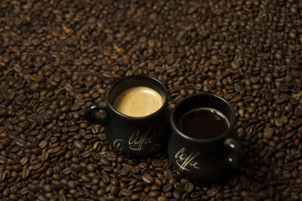 Una Tazza Caffè Caldo Nero Con Latte Piedi Chicchi Caffè — Foto Stock