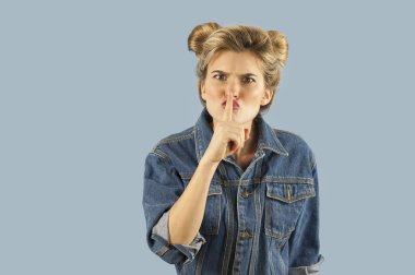 Genç çok güzel güçlü duygusal kızı farklı hareketleri izole mavi arka plan üzerinde gösterir. İnsan duyguları kavramı