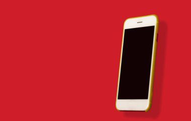 Yalıtılmış bir arka plan üstünde belgili tanımlık telefon perde dışında bir elinizi tutan bir el. Konser telefon ve elektronik ile etkileşim