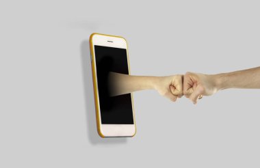 Yalıtılmış bir arka plan üstünde belgili tanımlık telefon perde dışında bir elinizi tutan bir el. Konser telefon ve elektronik ile etkileşim