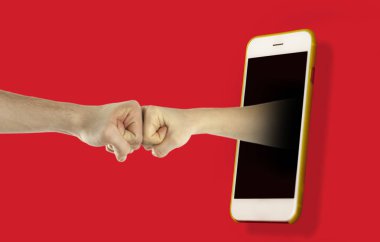 Yalıtılmış bir arka plan üstünde belgili tanımlık telefon perde dışında bir elinizi tutan bir el. Konser telefon ve elektronik ile etkileşim