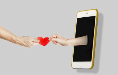 Yalıtılmış bir arka plan üstünde belgili tanımlık telefon perde dışında bir elinizi tutan bir el. Konser telefon ve elektronik ile etkileşim