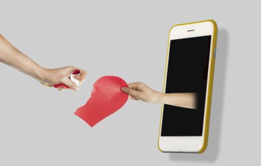 Yalıtılmış bir arka plan üstünde belgili tanımlık telefon perde dışında bir elinizi tutan bir el. Konser telefon ve elektronik ile etkileşim