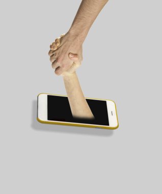 Yalıtılmış bir arka plan üstünde belgili tanımlık telefon perde dışında bir elinizi tutan bir el. Konser telefon ve elektronik ile etkileşim