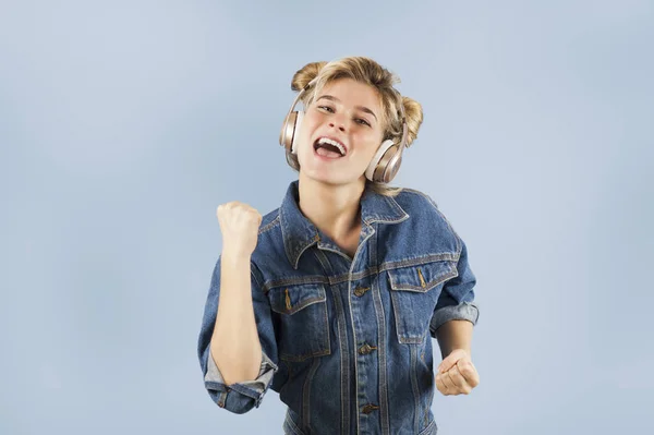 Γοητευτική Νεαρή Όμορφη Κοπέλα Ακουστικά Τραγουδά Και Χορεύει Στο Στούντιο — Φωτογραφία Αρχείου