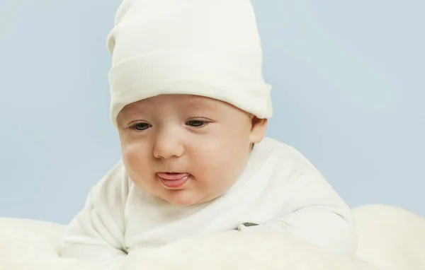 Bebê Terno Bonito Recém Nascido Emocional Encontra Cobertor Branco Conceito — Fotografia de Stock