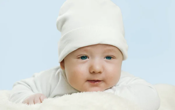 Bebé Tierno Hermoso Recién Nacido Emocional Encuentra Una Manta Blanca — Foto de Stock