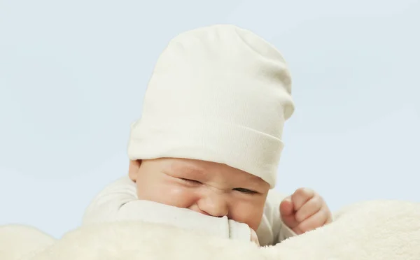 Эмоциональный Новорожденный Красивый Нежный Ребенок Лежит Белом Одеяле Понятие Здоровья — стоковое фото