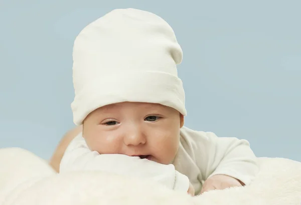 Bebê Terno Bonito Recém Nascido Emocional Encontra Cobertor Branco Conceito — Fotografia de Stock