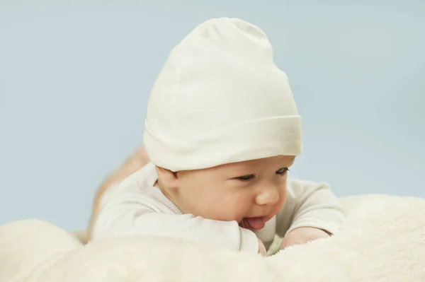 Bebê Terno Bonito Recém Nascido Emocional Encontra Cobertor Branco Conceito — Fotografia de Stock