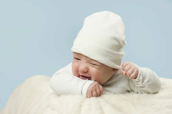 Bebê Terno Bonito Recém Nascido Emocional Encontra Cobertor Branco Conceito — Fotografia de Stock