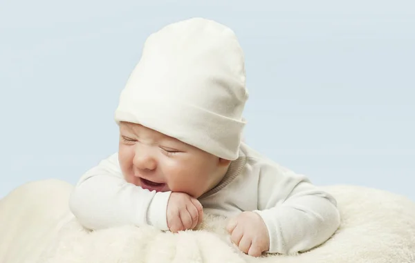 Bebê Terno Bonito Recém Nascido Emocional Encontra Cobertor Branco Conceito — Fotografia de Stock