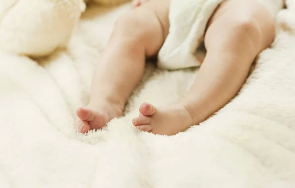 Kleine Sanfte Gesunde Beine Eines Neugeborenen Die Einem Plaid Nagen — Stockfoto